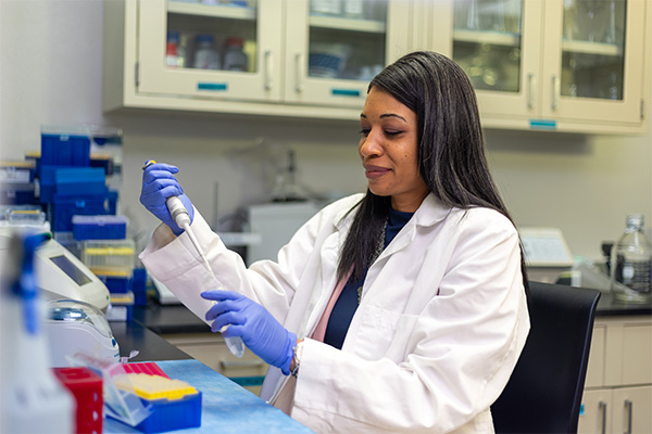 Alexandra Noel working in her lab